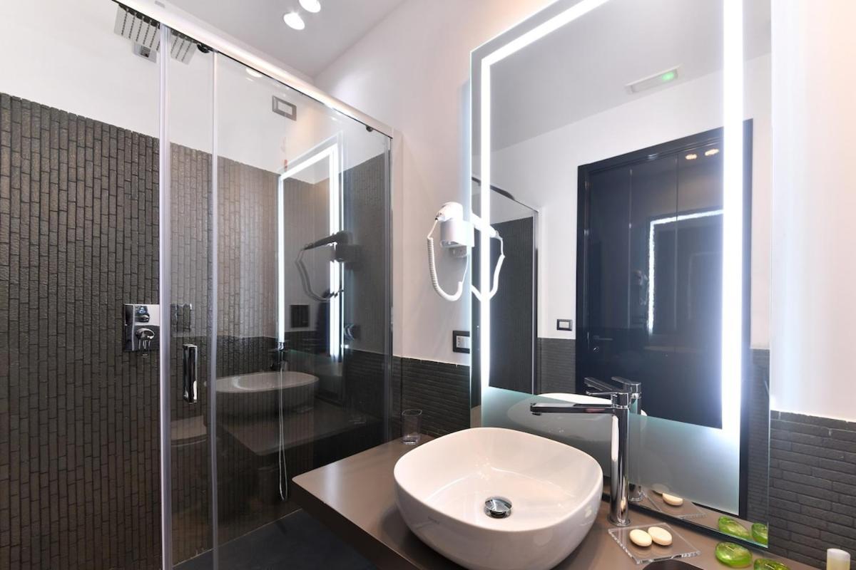Domus 42 Hotel Наполи Стая снимка